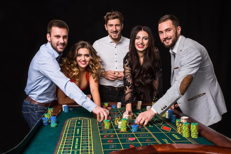 Studio Texas Hold'em Bonus di toko56 login dengan dealer profesional dan kartu yang ditampilkan di layar